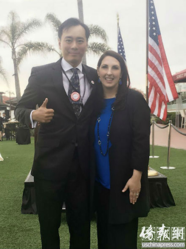 共和黨現(xiàn)任主席羅娜羅姆妮麥克唐尼爾女士與特朗普亞太裔顧問委員會成員之一王湉。(美國《僑報》/采訪對象提供)
