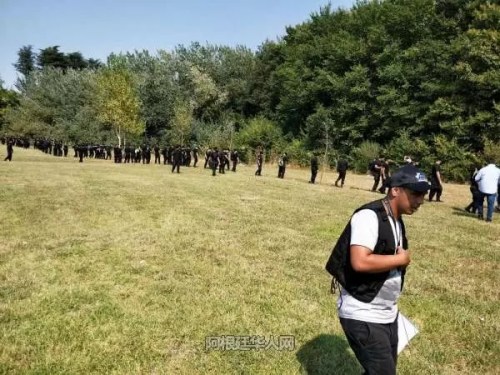 警方展開搜索 來(lái)源:阿根廷華人網(wǎng) 警方展開搜索 來(lái)源:阿根廷華人網(wǎng)