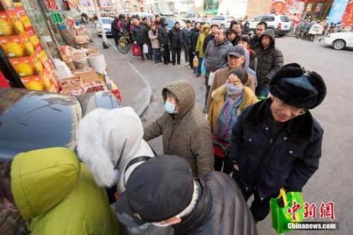 資料圖：2018年1月22日，山西太原，民眾拎著大小各異的空壺排長隊購買老陳醋。進入中國農(nóng)歷臘月，山西的陳醋銷售迎來高峰，當?shù)孛癖娪米约业母鞣N容器打散醋為春節(jié)做儲備。<a target='_blank' >中新社</a>記者 武俊杰 攝