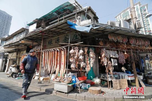 資料圖：2018年2月4日，在上海江陰路街上，每當臨近春節(jié)，就是另一幅景象。早在春節(jié)來臨之前，商家門前就掛滿了腌制好、待出售的年貨。雞胗和豬舌用紅繩扎成串，咸雞咸鴨咸烏青上用紅紙標注好價格，花色好看的臘腸被捆扎好，隱隱飄散出香氣。它們中有些已被買家預(yù)定，價格和付款方式已經(jīng)被寫在大紅紙上，預(yù)示著一年的豐潤。許多居住在周邊的市民都會來到這里選購，同時，感受從街邊散發(fā)出來的年味。 殷立勤 攝 2月4日，在上海江陰路街上，每當臨近春節(jié)，就是另一幅景象。早在春節(jié)來臨之前，商家門前就掛滿了腌制好、待出售的年貨。雞胗和豬舌用紅繩扎成串，咸雞咸鴨咸烏青上用紅紙標注好價格，花色好看的臘腸被捆扎好，隱隱飄散出香氣。它們中有些已被買家預(yù)定，價格和付款方式已經(jīng)被寫在大紅紙上，預(yù)示著一年的豐潤。許多居住在周邊的市民都會來到這里選購，同時，感受從街邊散發(fā)出來的年味。 殷立勤 攝