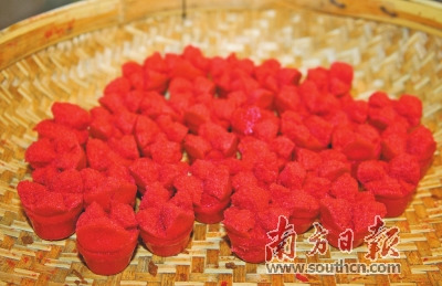 紅紅火火的發(fā)粄。 攝影：何森垚