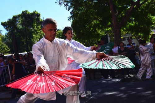 太極扇表演。（阿根廷華人網(wǎng)）