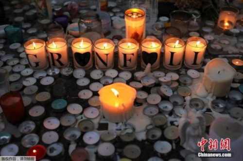 當(dāng)?shù)貢r間2017年6月18日，英國倫敦，民眾持續(xù)悼念倫敦大火遇難者。6月14日凌晨發(fā)生在英國首都倫敦西部一棟高層居民樓的火災(zāi)已造成30人死亡，另有58人失蹤，或已遇難。