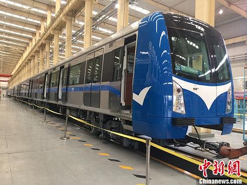 中國中車旗下大連機車車輛有限公司研制的首批出口尼日利亞城鐵車輛，近日在尼日利亞首都阿布賈伊都車站正式亮相。據(jù)介紹，阿布賈城鐵項目一期工程線路總長45公里，采用1435毫米標準軌距，共設(shè)12座車站。該線路的開通對尼日利亞國民經(jīng)濟的發(fā)展、改善地區(qū)投資和居住環(huán)境、增加就業(yè)機會、便民出行等具有重要意義。<a target='_blank' >中新社</a>發(fā) 邢毅 攝 鍏