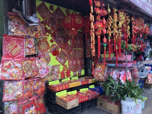 春節(jié)即將到來(lái)，掛飾店都是紅火火的一片，迎來(lái)銷(xiāo)售高峰。(美國(guó)《世界日?qǐng)?bào)》記者/黃伊奕 攝)