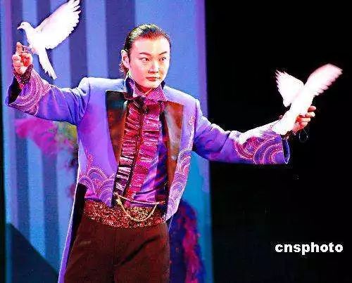 資料圖。李寧，中國雜技團魔術師，表演風格中西兼?zhèn)洹⒚骺炝鲿?，代表作《仙人摘豆》、《喝不完的美酒》、《拼圖幻象》