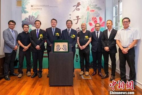 10月12日，由澳門特區(qū)政府文化局主辦的“君子愛蓮花——饒宗頤教授百歲華誕書畫作品展”在澳門饒宗頤學藝館揭幕，展出饒宗頤15件套以蓮花為題的書畫作品。圖為澳門特區(qū)政府文化局局長梁曉鳴（右五）、中央政府駐澳門聯(lián)絡辦公室文化教育部副部長級助理邵彬（左五）等嘉賓出席開幕式。<a target='_blank' >中新社</a>記者 龍土有 攝