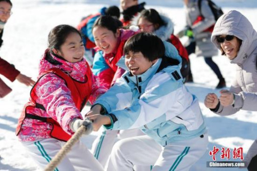 1月24日，北京玉淵潭公園舉行“青春迎冬奧 寒假冰雪樂”雪地趣味運動會，來自首都師范大學附屬中學的40余名中學生參加了運動會。雪地曲棍球、雪人裝扮、雪車滑滑樂、雪地青春競速等項目，讓剛剛放假的孩子們不僅在參與中得到了鍛煉，也增長了冬奧知識。圖為雪地拔河比賽。<a target='_blank' >中新社</a>記者 杜洋 攝