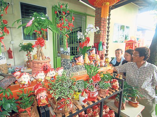 業(yè)者以各種飾品裝飾竹樹(shù)，吸引顧客選購(gòu)。（馬來(lái)西亞《中國(guó)報(bào)》）
