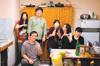 任念辰（前排左一）在國外過年時和朋友一起聚會、包餃子。