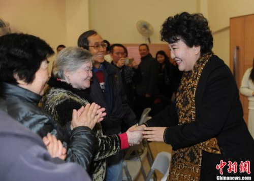 2月7日，中國國務(wù)院僑務(wù)辦公室主任裘援平(右)一行到訪澳門歸僑總會(huì)，為他們提前送上新春問候，并在座談會(huì)上對(duì)歸僑總會(huì)提出4點(diǎn)希望。<a target='_blank' >中新社</a>記者 譚達(dá)明 攝