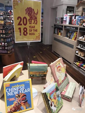 FOYLES書店里“中國新年”兒童讀物。（英國《華聞周刊》微信公眾號/曹劼 攝）