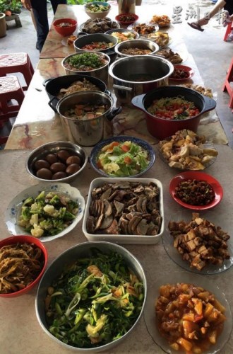 去年回娘家過年的陳苡香，接過團(tuán)年飯的統(tǒng)籌任務(wù)，率領(lǐng)所有堂弟妹，合作煮出這桌“新風(fēng)味”團(tuán)圓飯，也讓他們更了解團(tuán)圓的意義。(馬來西亞《星洲日?qǐng)?bào)》)