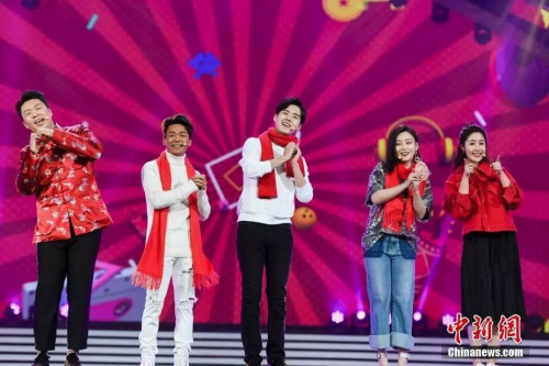 王寶強(qiáng)、劉昊然登臺為華僑華人賀新春