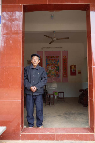 邱千祥老人在家門口 邱千祥老人在家門口