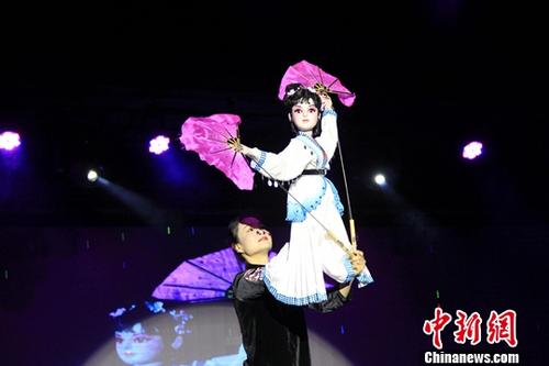 資料圖：2月4日晚，2018泰國“歡樂春節(jié)”系列活動(dòng)之一“中國木偶迎新春”演出在曼谷中國文化中心上演，有關(guān)嘉賓及當(dāng)?shù)孛癖?00余人觀賞了演出。<a target='_blank' >中新社</a>記者 趙婧楠 攝