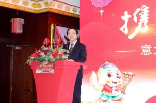中國(guó)駐佛羅倫薩總領(lǐng)館總領(lǐng)事王輔國(guó)出席普拉托華僑華人聯(lián)誼會(huì)迎春年會(huì)并講話。(圖片來源：意大利歐聯(lián)網(wǎng))