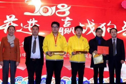 王輔國(guó)總領(lǐng)事(右一)為普拉托華僑華人聯(lián)誼會(huì)中文學(xué)校獲獎(jiǎng)學(xué)生頒獎(jiǎng)。(圖片來源：意大利歐聯(lián)網(wǎng))