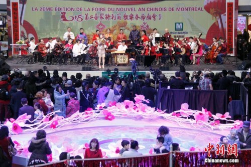 當(dāng)?shù)貢r(shí)間2月11日，加拿大第二大城市蒙特利爾舉行歡樂春節(jié)廟會。圖為僑社藝術(shù)團(tuán)體在現(xiàn)場演奏中西經(jīng)典樂曲。這是蒙城連續(xù)第二年在農(nóng)歷新年前夕由華人社區(qū)聯(lián)合舉辦歡樂春節(jié)廟會。參與籌辦廟會的僑團(tuán)由第一屆的70多個(gè)增至本屆的近百個(gè)。<a target='_blank' >中新社</a>記者 余瑞冬 攝