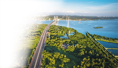 在通往龍樓的濱海旅游公路，旅客可欣賞公路兩邊的熱帶風(fēng)光。 本報記者 李幸璜 攝
