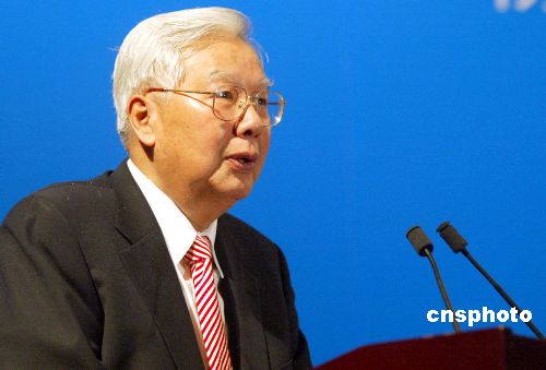 羅豪才在兩岸青年論壇開幕式上講話。
