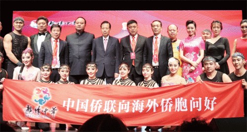 演出結(jié)束后，李瑞宇大使上臺(tái)與“親情中華”藝術(shù)團(tuán)團(tuán)長(zhǎng)劉奇以及全體演員親切合影。(圖片來(lái)源：歐洲時(shí)報(bào)意大利版)