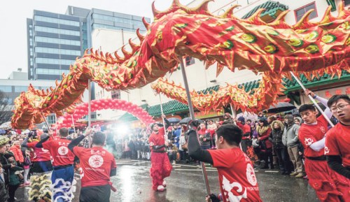2018伯明翰華人新春慶?；顒?dòng)將于2月15日(年三十)正式啟動(dòng)。圖為去年新春活動(dòng)中的舞龍表演。(圖片來(lái)源：主辦方供圖)