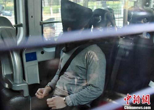香港大埔公路一輛巴士10日發(fā)生側(cè)翻事故，致19人死亡，30歲司機(jī)被控危險(xiǎn)駕駛引致他人死亡罪名。 <a target='_blank' >中新社</a>記者 麥尚旻 攝