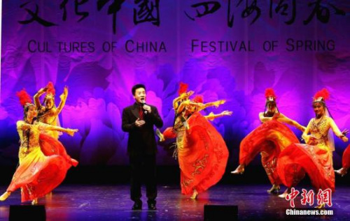 圖為2月24日歌手閻維文在墨爾本登臺演出時，當(dāng)?shù)匚璧秆輪T為他伴舞。 <a target='_blank' >中新社</a>記者 賴海隆 攝