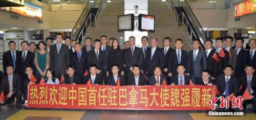當(dāng)?shù)貢r(shí)間10月20日晚，中國(guó)首任駐巴拿馬大使魏強(qiáng)飛抵巴拿馬首都巴拿馬城履新。巴拿馬外交部禮賓司長(zhǎng)蘇尼加、對(duì)外政策司長(zhǎng)尼科爾·王，中國(guó)駐巴拿馬大使館參贊劉波及使館工作人員，當(dāng)?shù)貎S界及中資機(jī)構(gòu)代表數(shù)十人到機(jī)場(chǎng)迎接。圖為魏強(qiáng)與巴方官員、中資機(jī)構(gòu)代表等合影。<a target='_blank' >中新社</a>發(fā) 《拉美僑聲》供圖