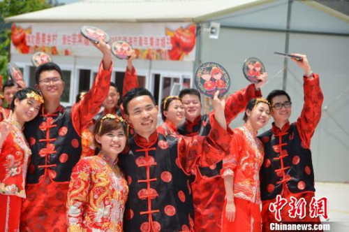 資料圖：僑鄉(xiāng)集體婚禮。齊駿　攝