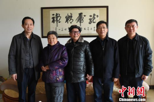 圖為重慶市人民政府外事僑務(wù)辦公室黨組書記、主任吳康明（右二）一行與南僑機(jī)工蔣印生（右三）等合影留念?！≈芤恪z