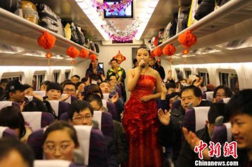 資料圖：在一列動車組列車上，上演一場由高鐵乘務(wù)員自編自演的新年“文化大餐”?！《☆?攝
