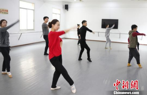 圖為在出發(fā)前，江西藝術團的舞蹈演員在進行排練?！⒄祭?攝