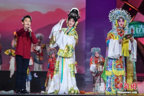 楊鈺瑩（中）與加拿大華裔王鴻翔（左一）表演戲曲《再遇梨花頌》。 楊華峰 攝