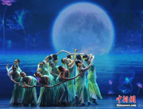 資料圖：2月8日農(nóng)歷“小年”，澳門文化中心綜合劇場(chǎng)內(nèi)春意融融、掌聲陣陣。由國務(wù)院僑務(wù)辦公室、澳門歸僑總會(huì)主辦的“文化中國·四海同春”晚會(huì)正在上演。 <a target='_blank' >中新社</a>記者 譚達(dá)明 攝