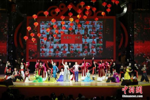 資料圖：2月4日晚，2018年“文化中國·四海同春”再度唱響香江，6000多名香港市民無懼寒冷，歡聚一堂，共迎新春。圖為晚會以歌舞表演《共筑中國夢》結(jié)束。<a target='_blank' >中新社</a>記者 謝光磊 攝