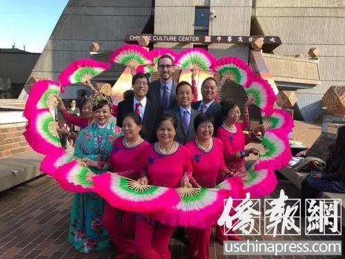4位主要議員與花園角舞蹈隊(duì)合影。(美國(guó)《僑報(bào)》/記者吳卓明 攝)