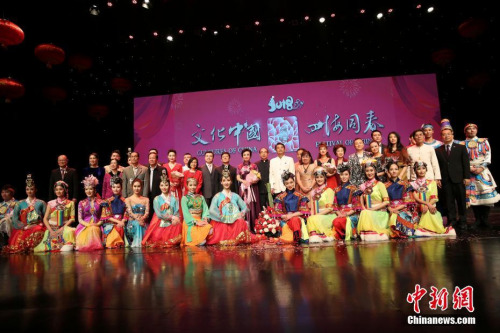 演出結(jié)束后合影。 <a target='_blank' >中新社</a>記者 王國安 攝