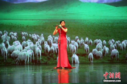 圖為笛子獨(dú)奏《牧民新歌》。 <a target='_blank' >中新社</a>記者 王國安 攝