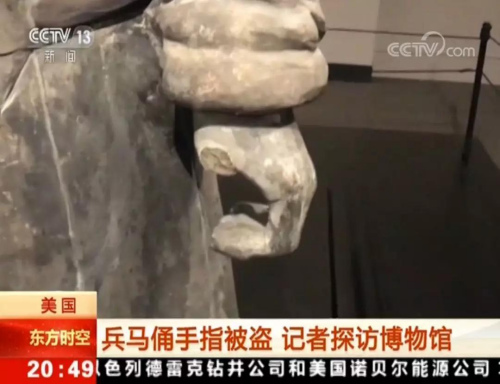 央視記者和展品之間距離很近，且無特別保護(hù)措施