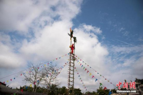 2月20日，逢正月初五，是民間傳說迎財神的日子。數(shù)千游客匯聚在海南定安文筆峰盤古文化旅游區(qū)祭拜財神，祈禱新年迎來好運氣。文筆峰新春廟會還上演了舞獅表演、上刀梯、道長提福等傳統(tǒng)民俗節(jié)目，氛圍隆重熱烈。洪堅鵬 攝