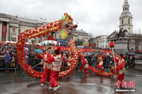 資料圖：2017年1月29日，英國(guó)華僑華人在倫敦特拉法加廣場(chǎng)舉辦盛大的春節(jié)慶典，慶祝中國(guó)農(nóng)歷雞年春節(jié)。<a target='_blank' >中新社</a>記者 周兆軍 攝