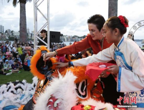 當(dāng)?shù)貢r(shí)間1月27日晚，悉尼10余位各界政要、僑領(lǐng)同時(shí)摁下按紐，悉尼歌劇院的白色外觀剎那間變成耀眼的中國(guó)紅，隨后焰火騰空而起，引來現(xiàn)場(chǎng)數(shù)千名民眾的一片喝彩。在悉尼歌劇院亮紅之前，悉尼市政府也舉辦儀式慶祝中國(guó)農(nóng)歷新年。圖為悉尼市長(zhǎng)摩爾為舞獅點(diǎn)晴。<a target='_blank' >中新社</a>記者 賴海隆 攝 當(dāng)?shù)貢r(shí)間1月27日晚，悉尼10余位各界政要、僑領(lǐng)同時(shí)摁下按紐，悉尼歌劇院的白色外觀剎那間變成耀眼的中國(guó)紅，隨后焰火騰空而起，引來現(xiàn)場(chǎng)數(shù)千名民眾的一片喝彩。在悉尼歌劇院亮紅之前，悉尼市政府也舉辦儀式慶祝中國(guó)農(nóng)歷新年。圖為悉尼市長(zhǎng)摩爾為舞獅點(diǎn)晴。<a target='_blank' >中新社</a>記者 賴海隆