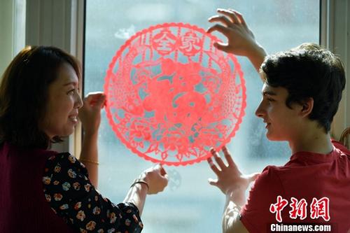 2月15日，中國(guó)傳統(tǒng)春節(jié)即將到來，在河北石家莊第42中學(xué)就讀的意大利留學(xué)生子軒，與他的美國(guó)、泰國(guó)好朋友們?cè)凇爸袊?guó)媽媽”郭彥麗家中包餃子、貼春花，感受中國(guó)傳統(tǒng)春節(jié)的韻味。 <a target='_blank' >中新社</a>記者 翟羽佳 攝 2月15日，中國(guó)傳統(tǒng)春節(jié)即將到來，在河北石家莊第42中學(xué)就讀的意大利留學(xué)生子軒，與他的美國(guó)、泰國(guó)好朋友們?cè)凇爸袊?guó)媽媽”郭彥麗家中包餃子、貼春花，感受中國(guó)傳統(tǒng)春節(jié)的韻味。 <a target='_blank' >中新社</a>記者 翟羽佳 攝