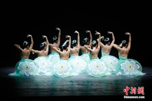 圖為舞蹈《茉莉花開》。這是“文化中國(guó)·四海同春”藝術(shù)團(tuán)在中巴兩國(guó)建交之后的首個(gè)春節(jié)期間為巴拿馬僑胞帶來(lái)慰?jī)S訪演。