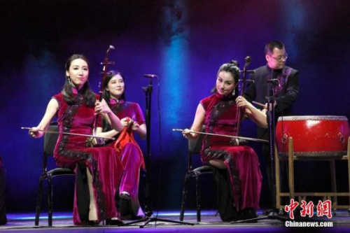 圖為器樂(lè)演奏《娛樂(lè)升平》。