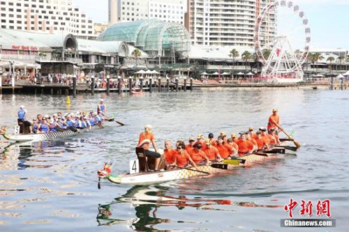 2月24日，悉尼達令港舉行龍舟賽，吸引3000多名參賽者，為中國農(nóng)歷新年佳節(jié)添彩。圖為參賽龍舟隊在比賽中。 <a target='_blank' >中新社</a>記者 陶社蘭 攝
