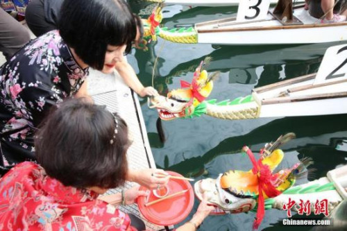 2月24日，悉尼達令港舉行龍舟賽，吸引3000多名參賽者，為中國農(nóng)歷新年佳節(jié)添彩。圖為嘉賓為龍舟點睛。 <a target='_blank' >中新社</a>記者 陶社蘭 攝