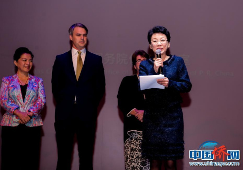 由中國國務(wù)院僑務(wù)辦公室主辦的2018年“文化中國·四海同春”大型慰僑文藝演出，當(dāng)?shù)貢r(shí)間22日晚在奧克蘭舉行，為當(dāng)?shù)厝A僑華人及民眾奉獻(xiàn)了一場(chǎng)富有濃郁中國味道的新年文化盛宴。圖為藝術(shù)團(tuán)團(tuán)長張蔚在演出開始前致辭。新西蘭中華新聞社供圖 孫學(xué)良 攝